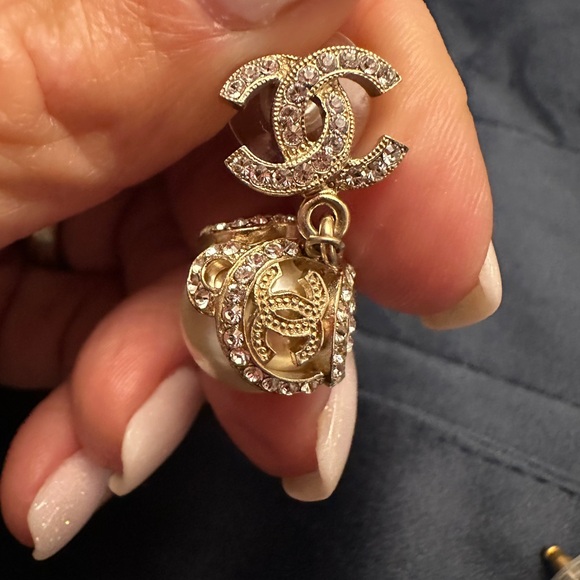 2016 Winter Chanel Earings. Gold and Pearl. - Picture 3 of 4